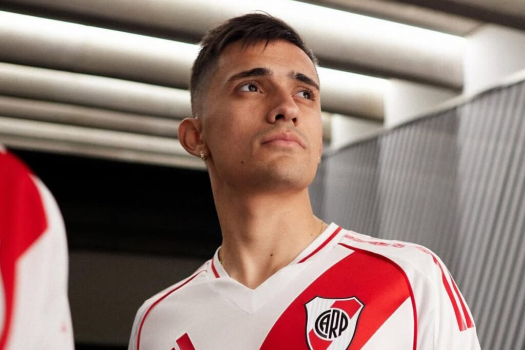 Primer plano a Pablo Solari con la camiseta de River Plate.