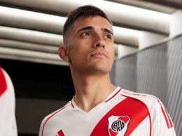 Primer plano a Pablo Solari con la camiseta de River Plate.