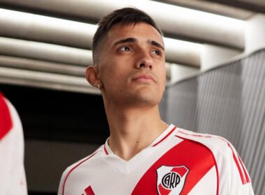 Primer plano a Pablo Solari con la camiseta de River Plate.