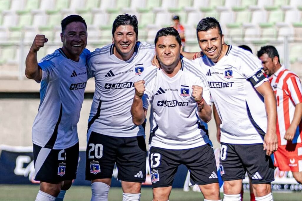 Rodolfo Madrid, Jaime Valdés, Manuel Neira y Gonzalo Fierro con la camiseta de Colo-Colo en la Gira Centenario.