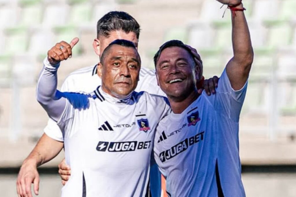 Rodrigo Meléndez y Rodolfo Madrid con la camiseta de Colo-Colo en la Gira Centenario.