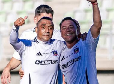 Rodrigo Meléndez y Rodolfo Madrid con la camiseta de Colo-Colo en la Gira Centenario.