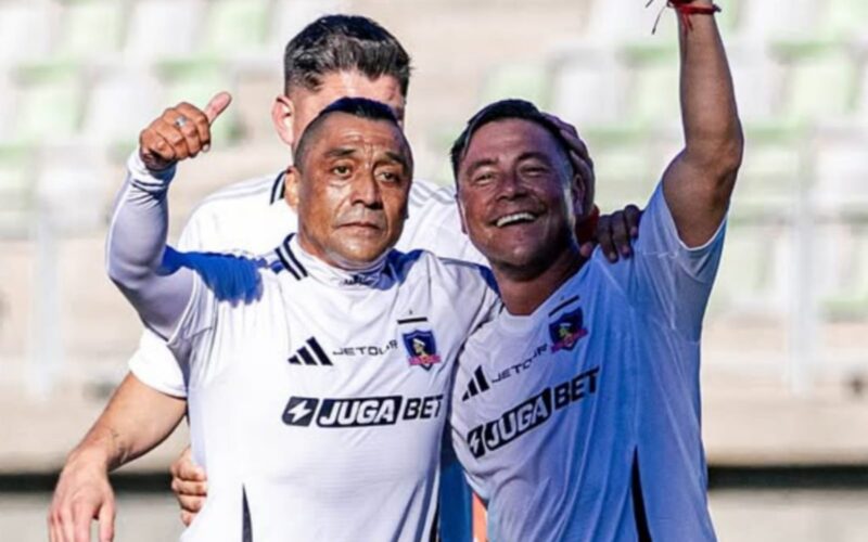 Rodrigo Meléndez y Rodolfo Madrid con la camiseta de Colo-Colo en la Gira Centenario.