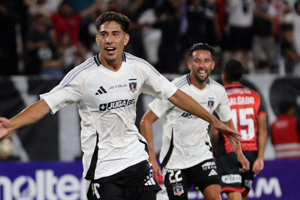 Salomón Rodríguez y Mauricio Isla celebrando un gol de Colo-Colo.