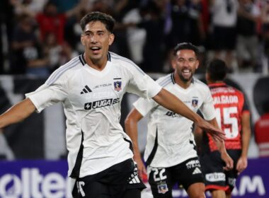 Salomón Rodríguez y Mauricio Isla celebrando un gol de Colo-Colo.