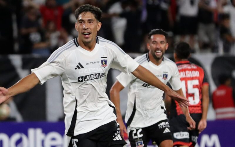 Salomón Rodríguez y Mauricio Isla celebrando un gol de Colo-Colo.