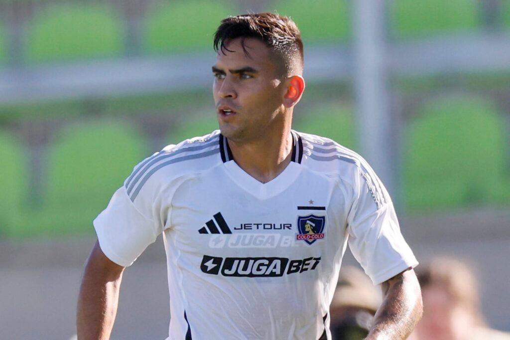 Sebastián Vegas con la camiseta de Colo-Colo frente a Santiago Wanderers.