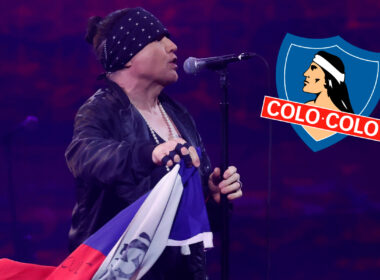 Ian Astbury, vocalista de The Cult, con la bandera chilena y el escudo de Colo-Colo.