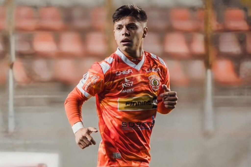 Tomás Roco con la camiseta de Cobreloa.