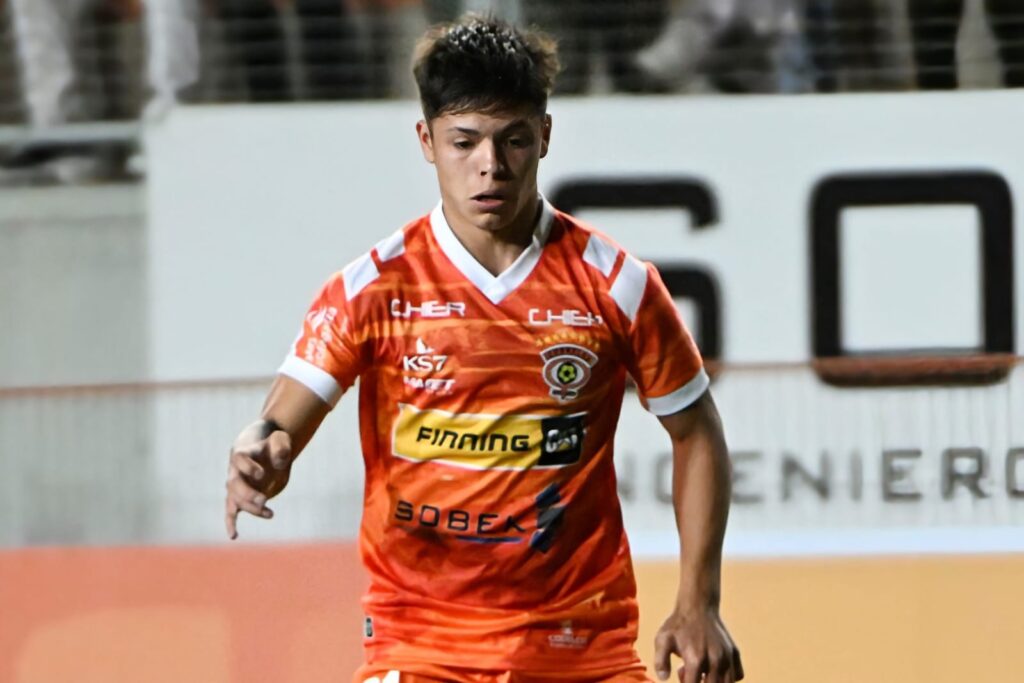 Tomás Roco con la camiseta de Cobreloa.