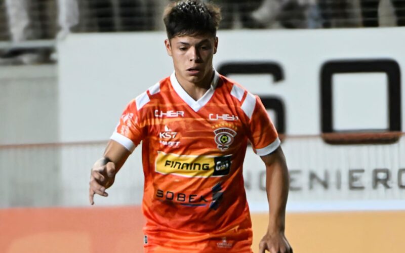 Tomás Roco con la camiseta de Cobreloa.