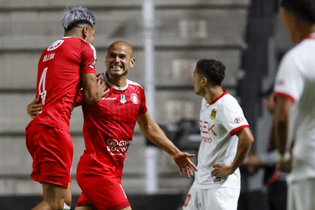 Sebastián Sáez celebrando con Diego Ulloa un gol de Unión la Calera vs Unión Española.