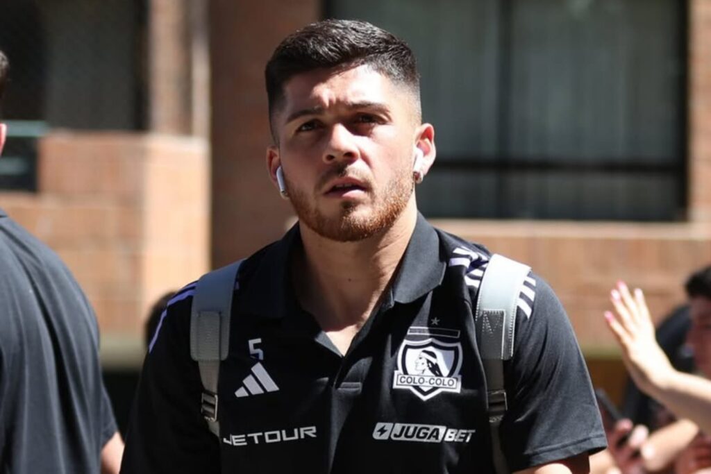 Víctor Felipe Méndez con indumentaria de Colo-Colo.