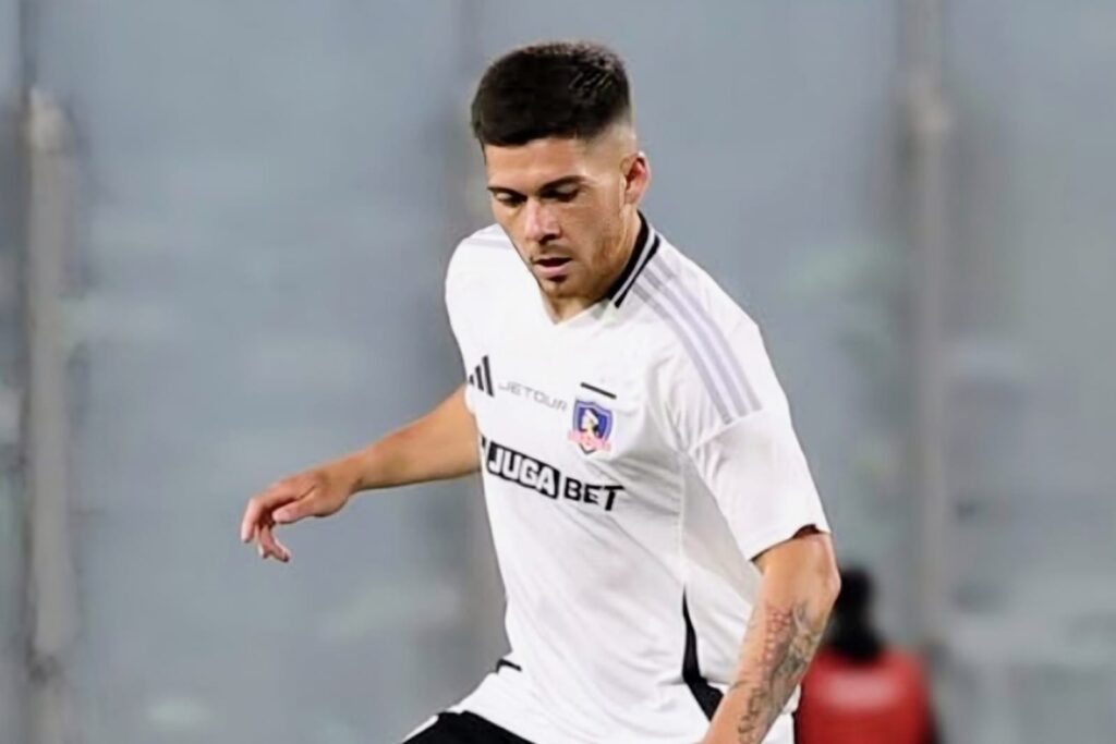 Víctor Felipe Méndez con la camiseta de Colo-Colo.