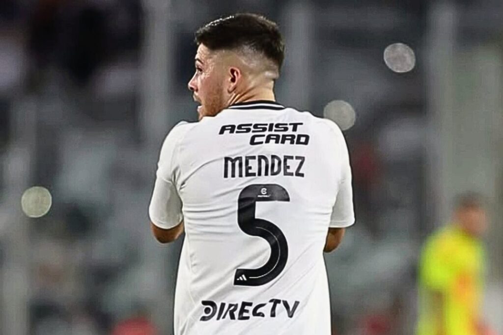 Víctor Felipe Méndez de espalda en el Estadio Monumental.