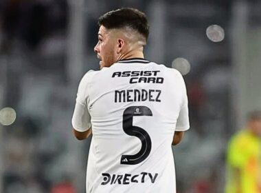 Víctor Felipe Méndez de espalda en el Estadio Monumental.