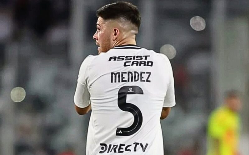 Víctor Felipe Méndez de espalda en el Estadio Monumental.