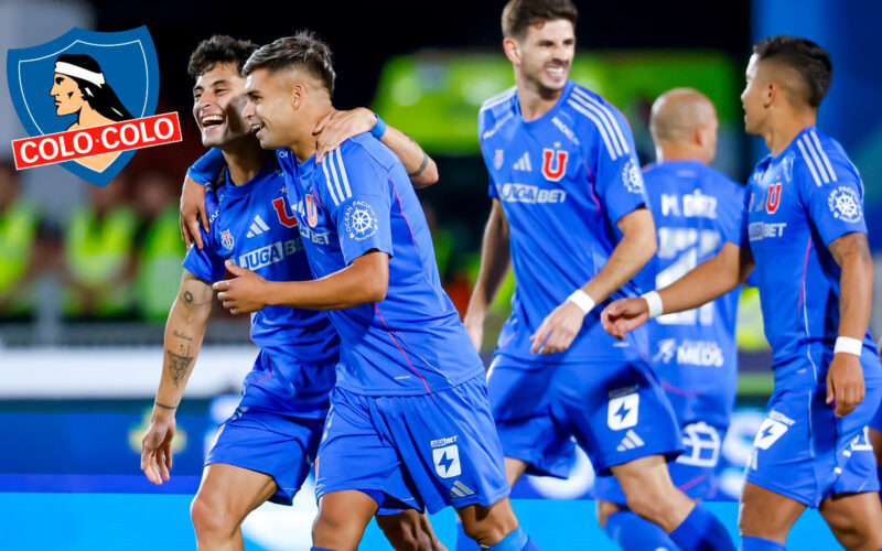 Jugadores de Universidad de Chile celebrando un gol.