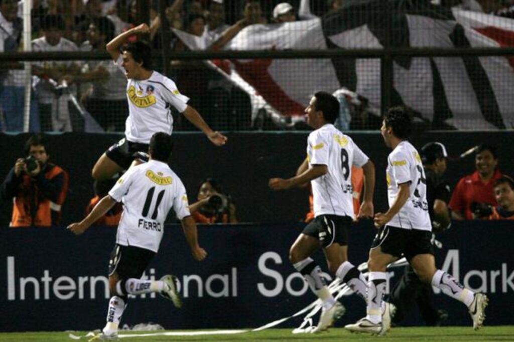 Cristóbal Jorquera celebrando un gol con Colo-Colo.