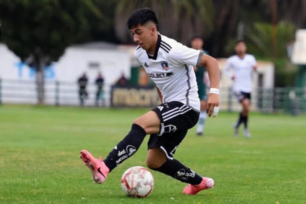 Ángel Díaz con la camiseta de Colo-Colo.