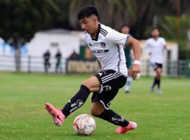 Ángel Díaz con la camiseta de Colo-Colo.