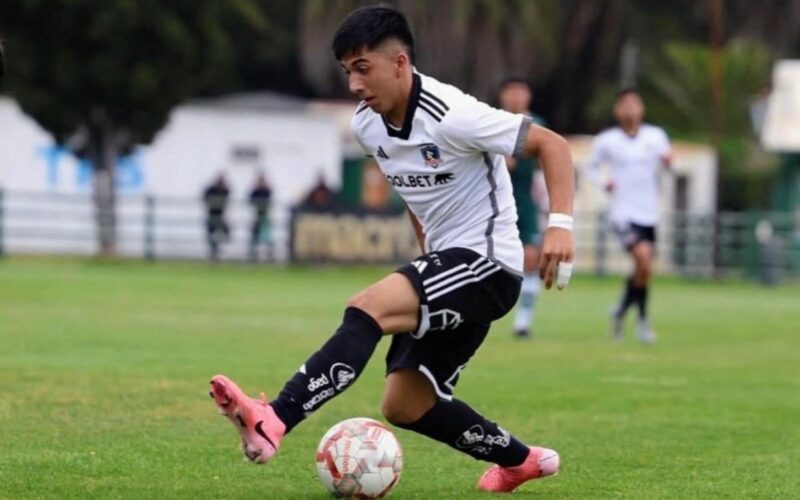 Ángel Díaz con la camiseta de Colo-Colo.