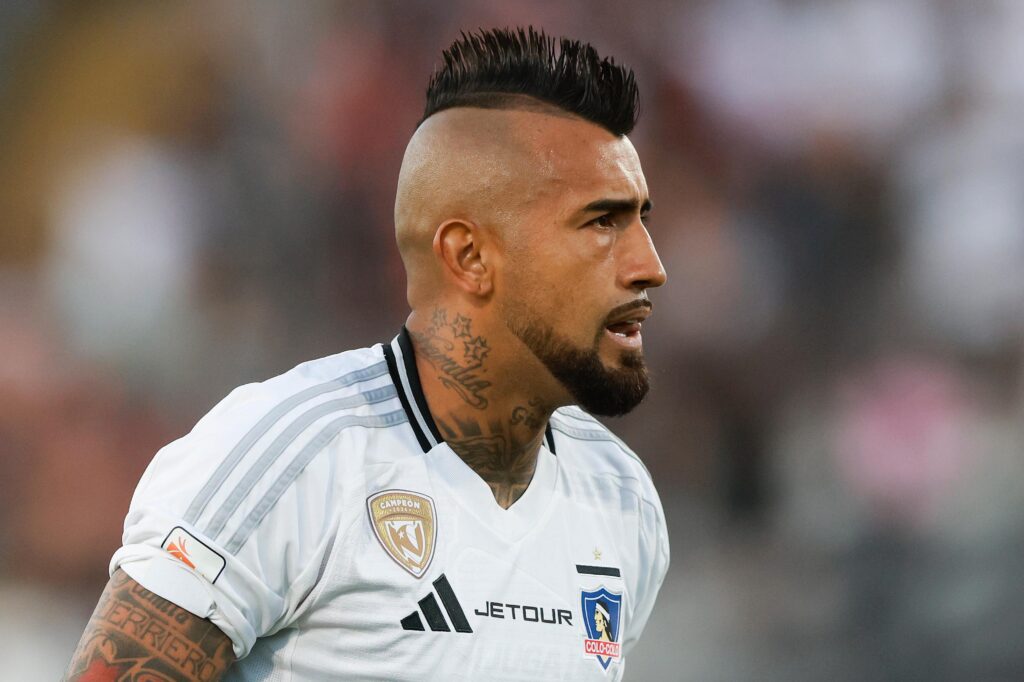 Arturo Vidal con la camiseta de Colo-Colo.