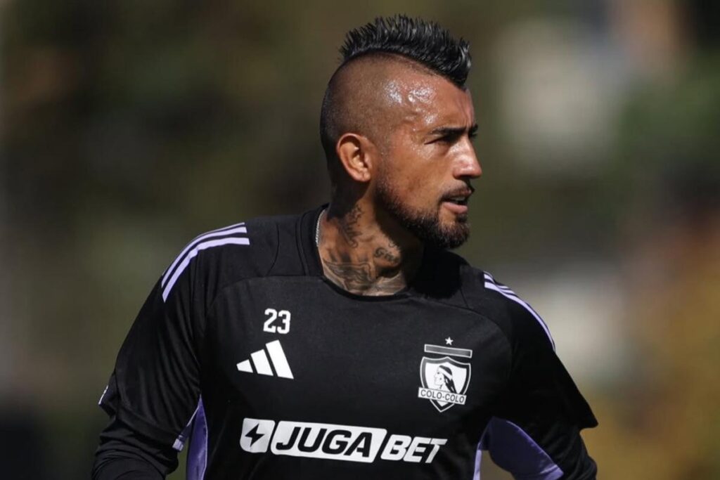 Arturo Vidal con una camiseta de entrenamiento de Colo-Colo.