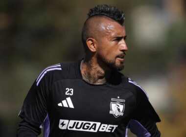 Arturo Vidal con una camiseta de entrenamiento de Colo-Colo.