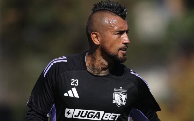 Arturo Vidal con una camiseta de entrenamiento de Colo-Colo.