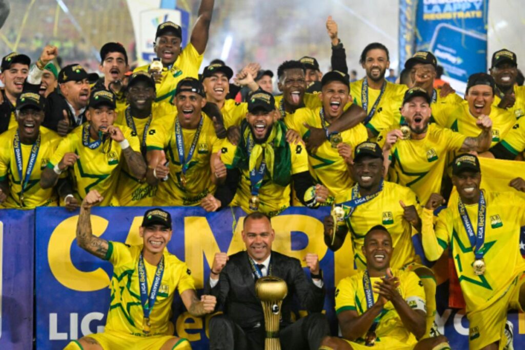 Atlético Bucaramanga celebrando el título del Torneo de Apertura 2024.