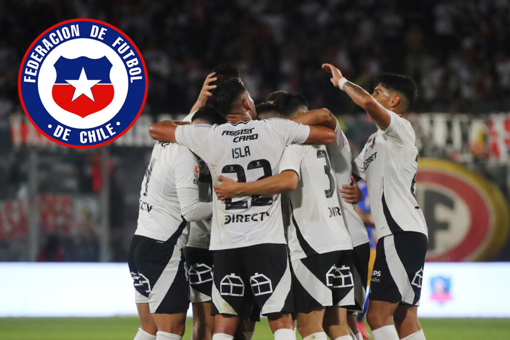 Jugadores de Colo-Colo abrazados junto al escudo de la Selección Chilena.