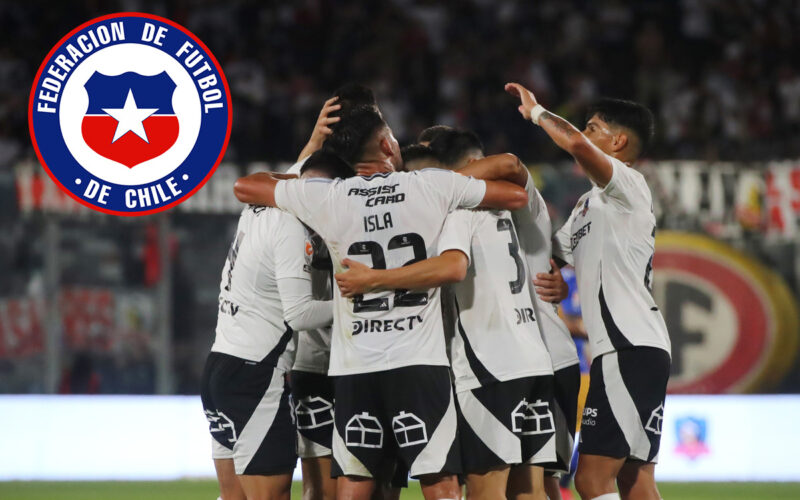 Jugadores de Colo-Colo abrazados junto al escudo de la Selección Chilena.