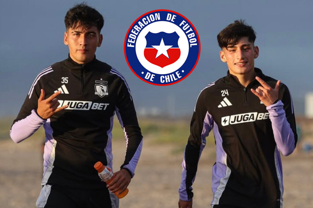 Benjamín Araya y Francisco Marchant con indumentaria de Colo-Colo junto al escudo de la Selección Chilena.