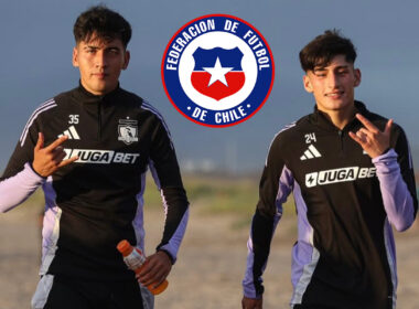 Benjamín Araya y Francisco Marchant con indumentaria de Colo-Colo junto al escudo de la Selección Chilena.