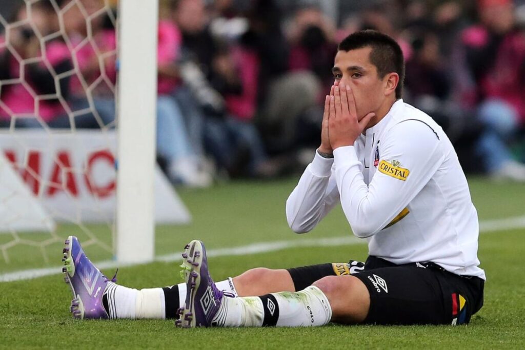 Carlos Muñoz con la camiseta de Colo-Colo.