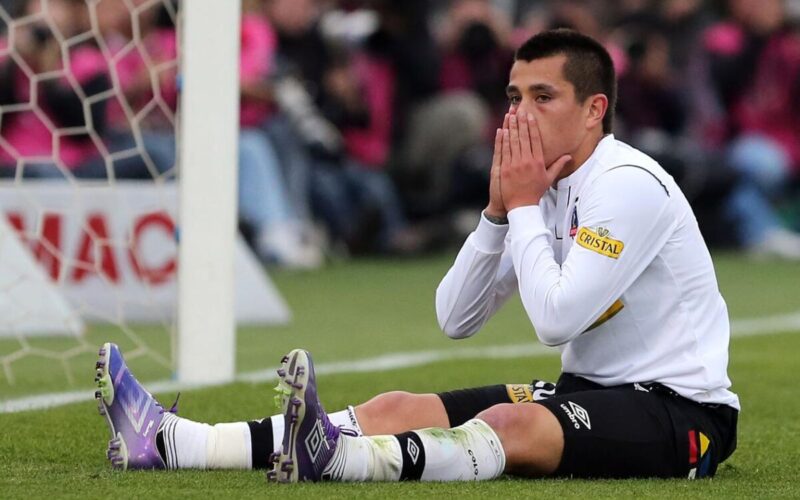 Carlos Muñoz con la camiseta de Colo-Colo.