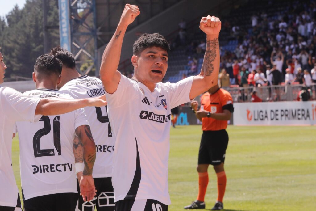 Claudio Aquino celebrando su primer gol con Colo-Colo.