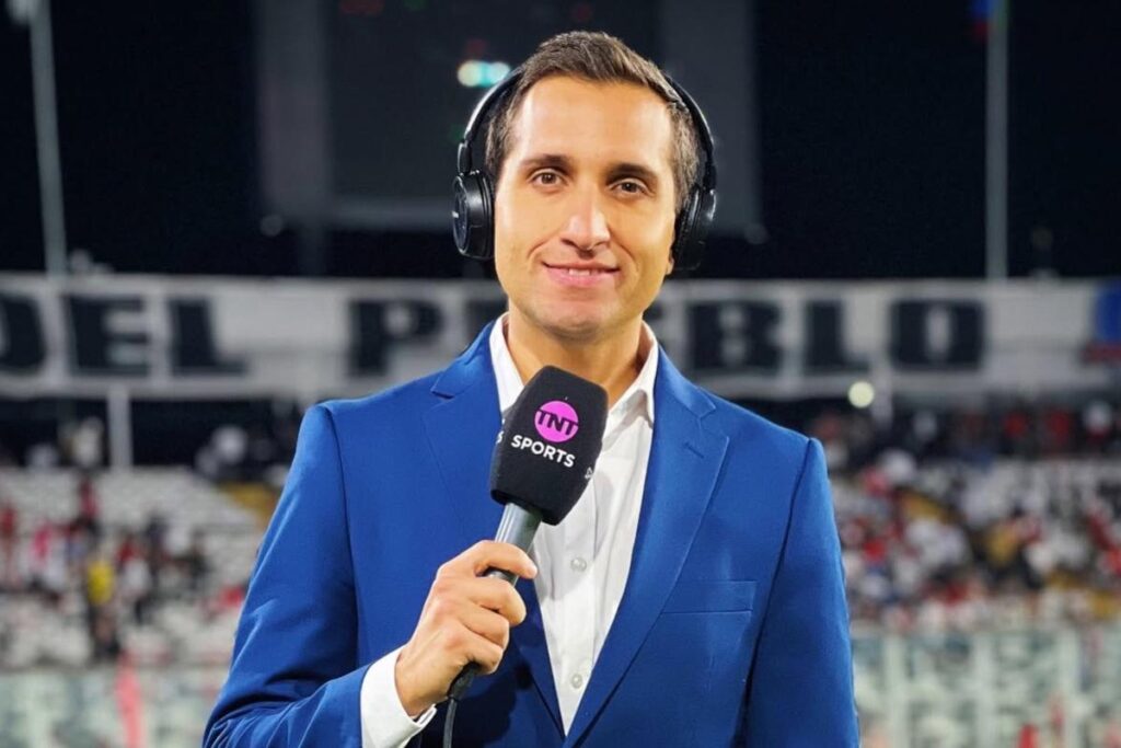 Daniel Arrieta con micrófono de TNT Sports en el Estadio Monumental.