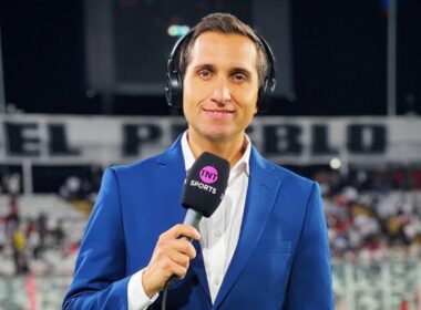 Daniel Arrieta con micrófono de TNT Sports en el Estadio Monumental.