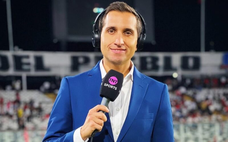 Daniel Arrieta con micrófono de TNT Sports en el Estadio Monumental.