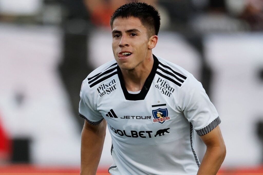 Matías Moya celebrando un gol con la camiseta de Colo-Colo