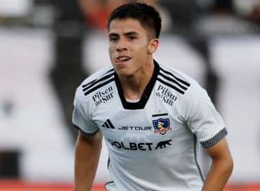 Matías Moya celebrando un gol con la camiseta de Colo-Colo