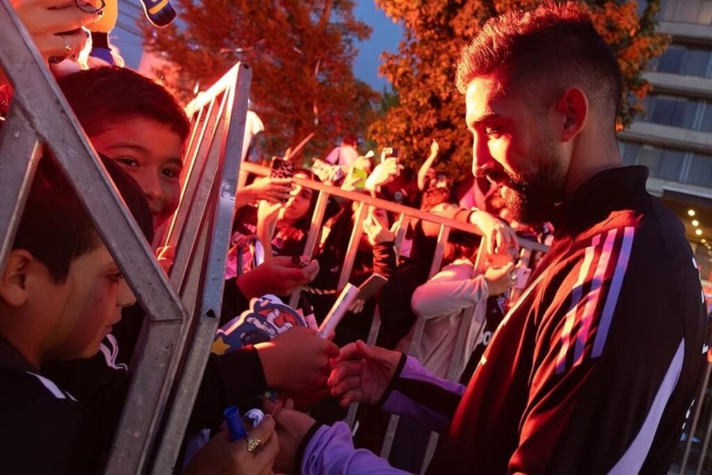 Plantel de Colo-Colo se encuentra con una novia en su arribo al hotel.