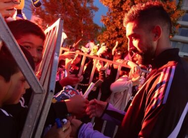 Plantel de Colo-Colo se encuentra con una novia en su arribo al hotel.