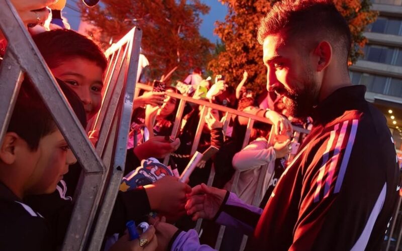 Plantel de Colo-Colo se encuentra con una novia en su arribo al hotel.