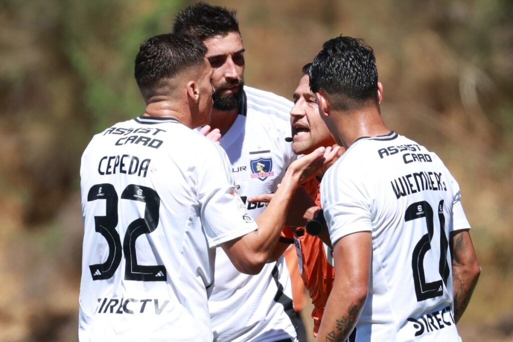 Jugadores de Colo-Colo hablando con el árbitro Felipe González.