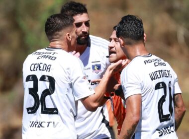 Jugadores de Colo-Colo hablando con el árbitro Felipe González.