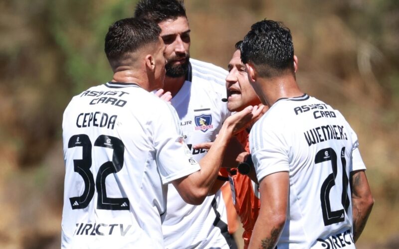 Jugadores de Colo-Colo hablando con el árbitro Felipe González.