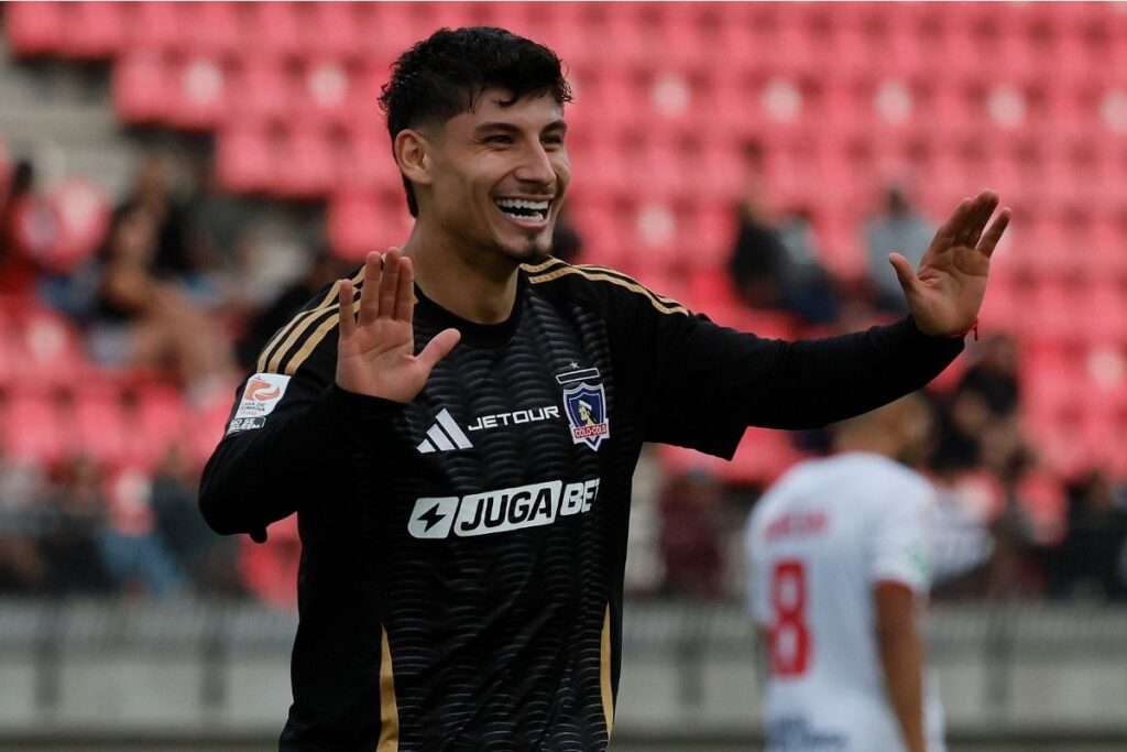 Alexander Oroz celebra su gol en Colo-Colo frente a Unión San Felipe